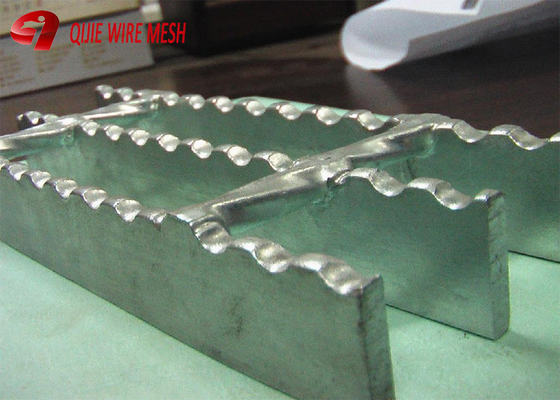 ड्रेनेज ग्रेट ट्रेंच कवर प्लेट विस्तारित धातु मेष धातु वॉकवे स्टील झंझरी वजन