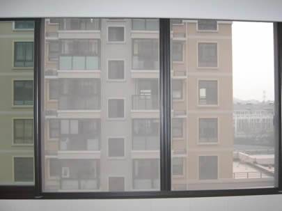 मच्छरों और मक्खियों का विरोध करने के लिए स्टेनलेस स्टील कीट का उपयोग खिड़की की स्क्रीन के रूप में किया जाता है।