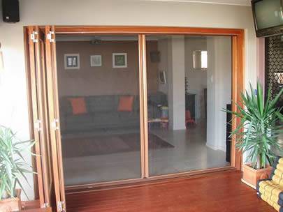 एक घर में दो स्लाइडिंग दरवाजे जस्ती कीट स्क्रीन से बने होते हैं।