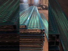 वॉकवे के लिए दाँतेदार S235 हेवी ड्यूटी ग्रिप स्ट्रट छिद्रित धातु प्लैंक ग्रेटिंग