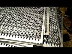 एल्यूमीनियम और हल्के कार्बन छिद्रित जस्ती वॉकवे झंझरी 0.3MM- 8MM मोटाई