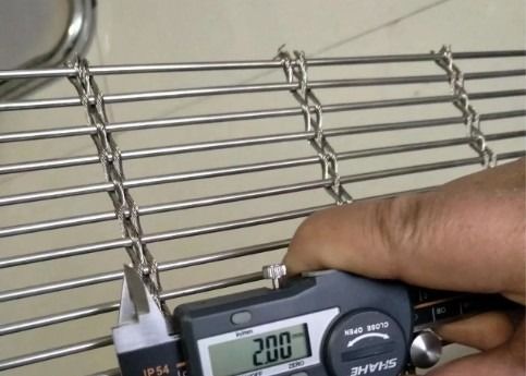 8mm Tec Sieve Architectural Woven Metal Mesh Multi Barrette Weave / Cable Mesh System 8 मिमी टेक सिव वास्तुशिल्प बुना हुआ धातु जाल मल्टी बैरेट बुनाई/केबल जाल प्रणाली