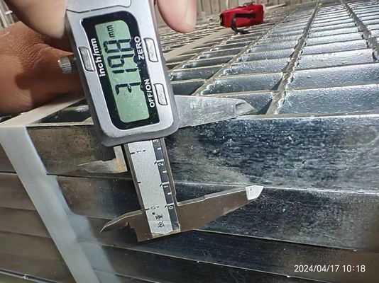 एएसटीएम ए 36 स्टैंडर्ड स्टील ग्रिटिंग पैनल WB325/2 जस्ती