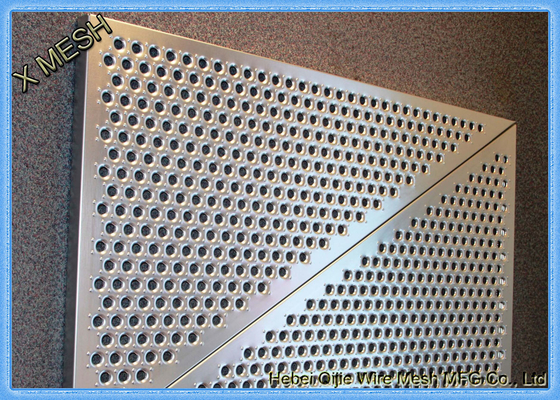एंटी स्किड 6061 एल्यूमीनियम छिद्रित धातु शीट मेष / कम कार्बन पंच स्टील प्लेट छेद के साथ