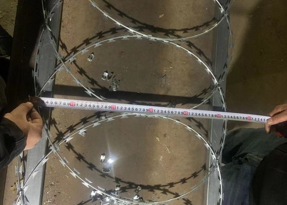 सुरक्षा जाल/खेत बाड़ लगाने के लिए उच्च शक्ति वाले रेजर कांटेदार तार