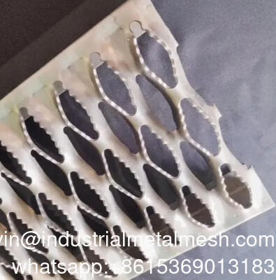 एंटी-स्किड स्टील छिद्रित सुरक्षा ग्रेटिंग डायमंड ग्रिप स्ट्रट वॉकवे सामग्री प्लैंक सुरक्षा ग्रेटिंग प्लेटफॉर्म वॉकअवे के लिए