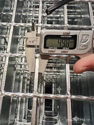 एएसटीएम ए 36 स्टैंडर्ड स्टील ग्रिटिंग पैनल WB325/2 जस्ती
