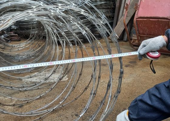 स्टेनलेस स्टील गर्म डुबोया जस्ती Concertina रेजर ब्लेड कांटेदार तार जाल बाड़