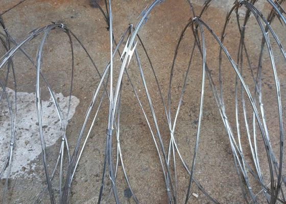 स्टेनलेस स्टील गर्म डुबोया जस्ती Concertina रेजर ब्लेड कांटेदार तार जाल बाड़