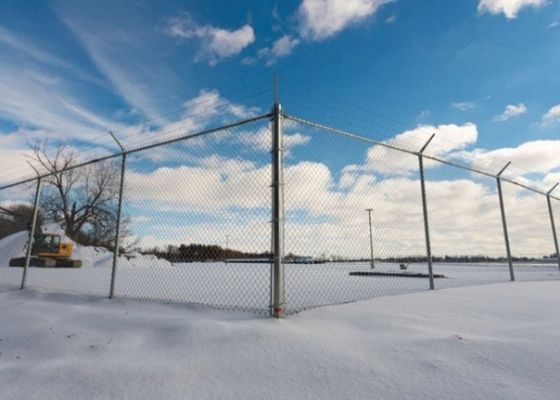 2.5 मिमी-3.0 मिमी हॉट डीआईपी गैल्वेनाइज्ड चेन लिंक बाड़ 9 गेज