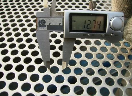 NM300 स्टील मेटल पंच प्लेट स्क्रीनिंग कोल्ड रोल्ड स्टेनलेस स्टील शीट के साथ गोल छेद पैटर्न