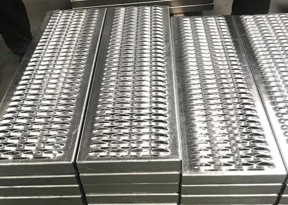 अधिकतम 6000 मिमी सीढ़ी के लिए नियमित पकड़ स्ट्राट पैदल मार्ग रैंप और डेक