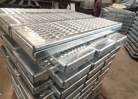 एल्यूमीनियम और हल्के कार्बन छिद्रित जस्ती वॉकवे झंझरी 0.3MM- 8MM मोटाई