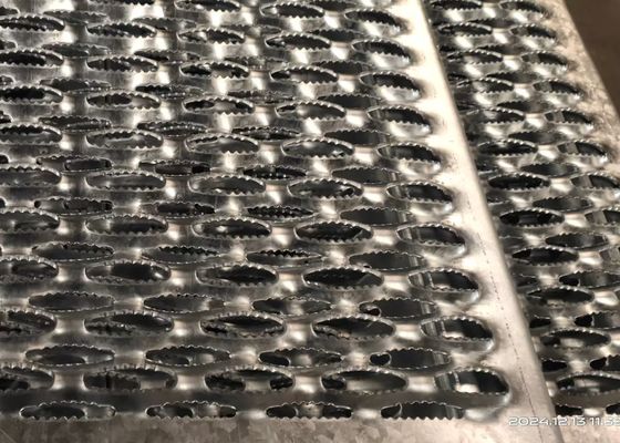 कर्षण एल्यूमीनियम बार जस्ती स्टील झंझरी सीढ़ी treads, छिद्रित पकड़ स्ट्रेट treads