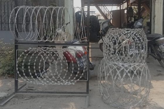 500 मिमी व्यास बीटीओ -30 फ्लैट लपेटें रेजर वायर बैरियर फॉर्म