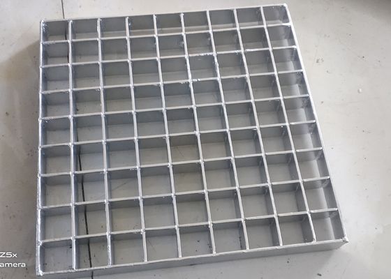 प्रेस बंद जस्ती स्टील झंझरी विस्तारित धातु जाल 40 X 100 मिमी पिच