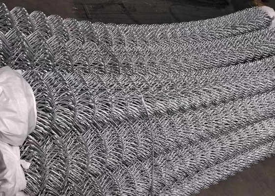 एएसटीएम ए 339 रंगीन चेन लिंक बाड़ मेष रोल पॉलिमर इंजीनियरों के लिए लेपित