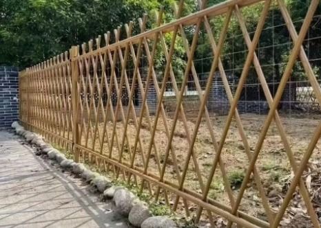 आयरन/गल्वानाइज्ड कृत्रिम/अनुकरण बांस बाड़ पीले रंग में त्रिभुज छेद के आकार के साथ