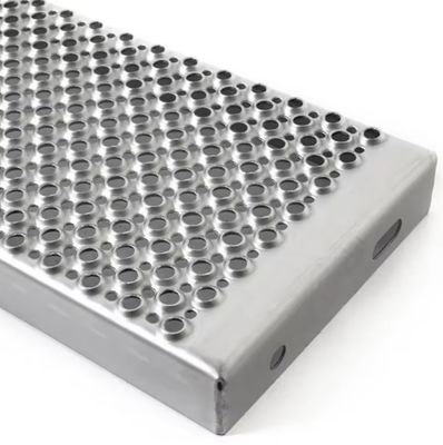 एल्यूमीनियम और हल्के कार्बन छिद्रित जस्ती वॉकवे झंझरी 0.3MM- 8MM मोटाई