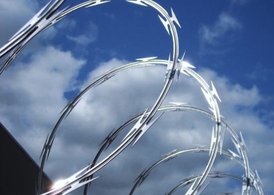 बीटीओ 22 रेजर कॉन्सर्टिना कॉइल 450 मिमी व्यास कांटेदार