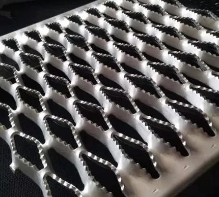 वॉकवे प्लेटफ़ॉर्म एंटी-स्लिप सुरक्षा प्लैंक ग्रेटिंग/छिद्रित स्टेनलेस स्टील सीढ़ी ग्रिप स्ट्रट