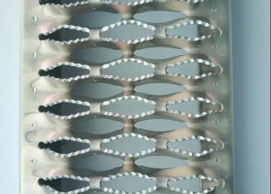 भारी शुल्क ग्रिप स्ट्रट छिद्रित धातु तख़्त ग्रेटिंग भंडारण क्षेत्र