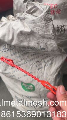 लाल प्लास्टिक समर्थन क्लिप जो कॉन्सर्टिना तार और तार के बीच जाते हैं