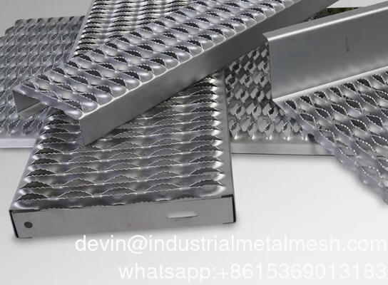 तेल रिफाइनरियों/बिजली के लिए भारी-भरकम जंग प्रतिरोधी मगरमच्छ मुंह छिद्रित सुरक्षा ग्रिप स्ट्रट वेल्डेड एंटी-स्किड ग्रेटिंग