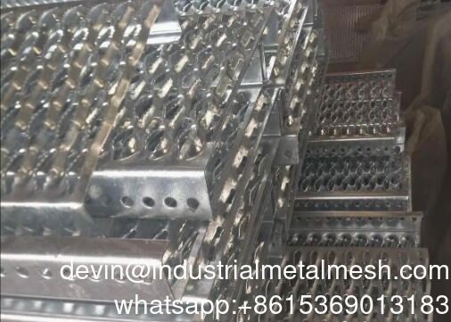 सीढ़ी के treads के लिए एल्यूमीनियम दांतेदार ग्रिप स्ट्रट ग्रेटिंग डायमंड छिद्रित छेदों के साथ