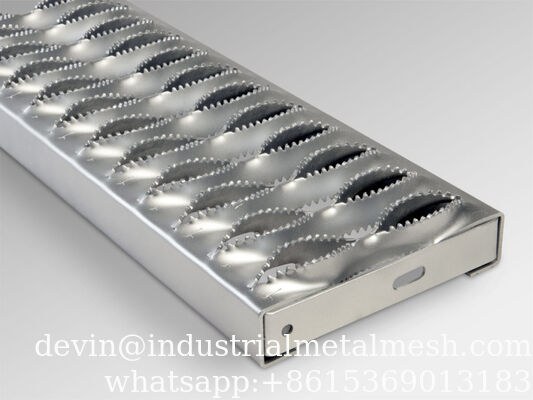फ्लैट एल्यूमीनियम मगरमच्छ मुंह विरोधी फिसलने सीढ़ी ट्रेडों फुटपाथ बोर्ड शीट पैनल छत हीरा पकड़ स्ट्राट सुरक्षा ग्रिड