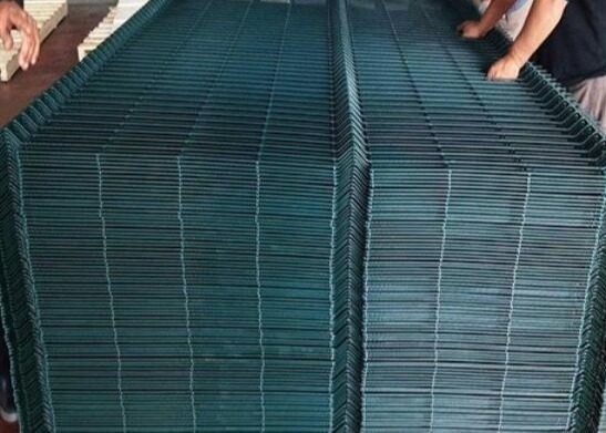 1.8 एम उच्च 3 डी घुमावदार धातु वेल्डेड स्टील आयरन वायर मेष बाड़ लगाना