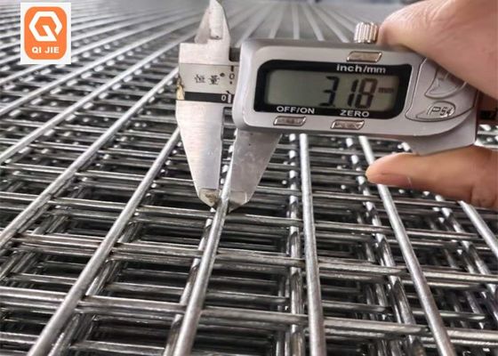2.4mx5.8m सिल्वर वेल्डेड मेश गैल्वेनाइज्ड / PVC कोटेड