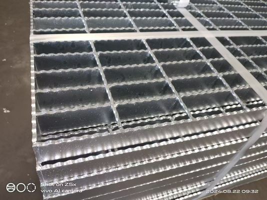 प्लेटफ़ॉर्म पैदल मार्ग के लिए गर्म डुबोया गया जस्ती सादा / दागदार स्टील ग्रिटिंग