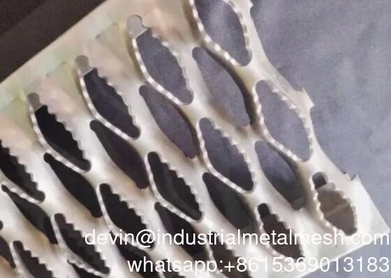 एल्यूमीनियम स्टेनलेस स्टील ग्रिटिंग ग्रिप स्ट्राट सीढ़ी ट्रेड एंटी स्लिप डंपल प्लेट सीढ़ी के पायदान के लिए